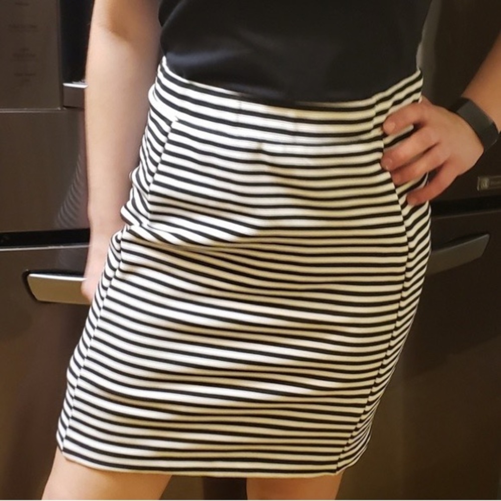 Like New! 41 Hawthorne Black and White Stripe mini-skirt-